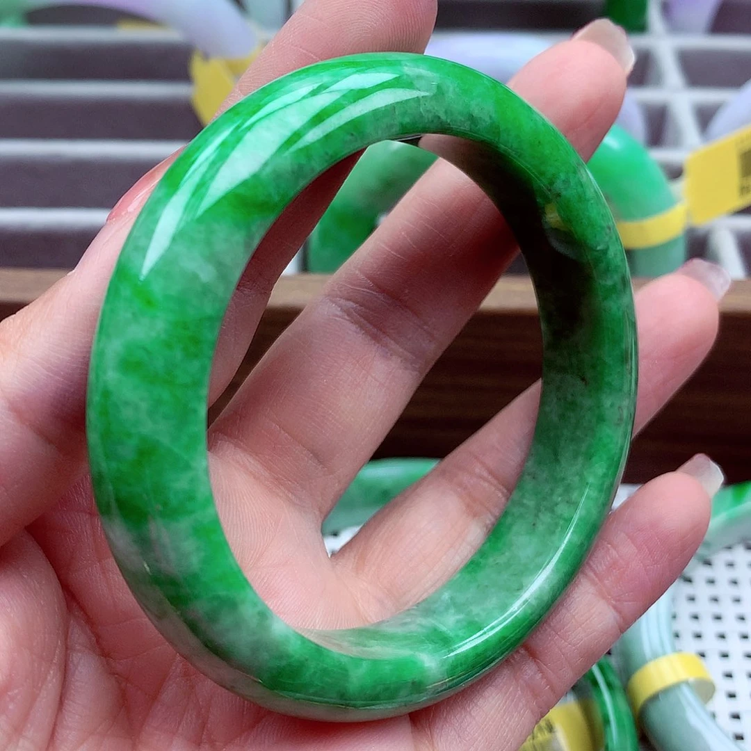 翡翠手镯未镶嵌翡翠