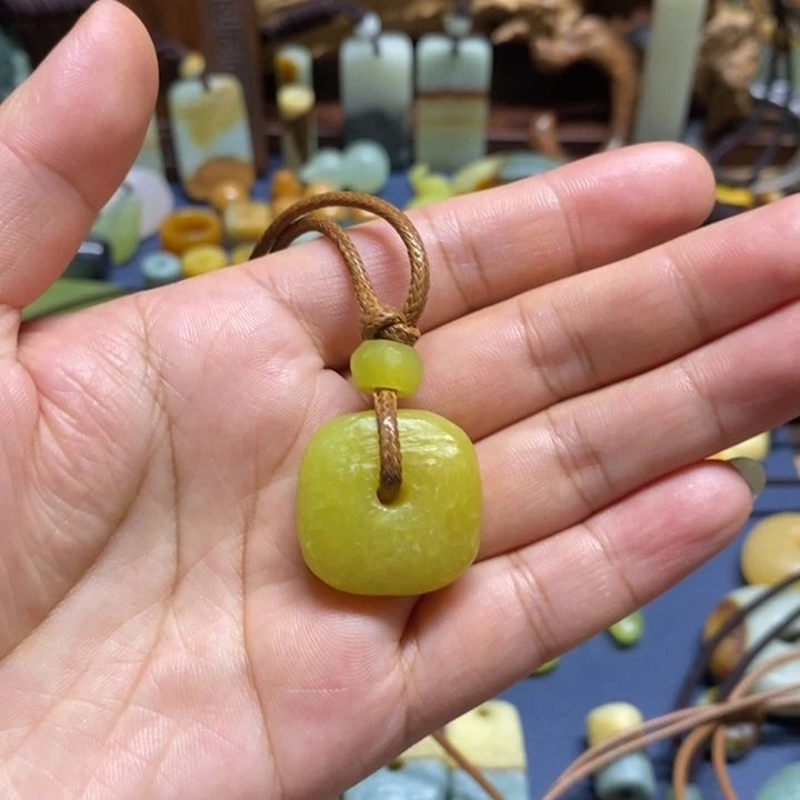 蛇纹石玉未镶嵌颈饰