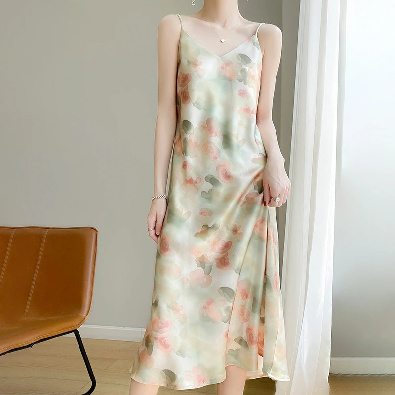 高级感缎面吊带裙连衣裙配西装内搭打底裙海边出游夏季碎花长裙