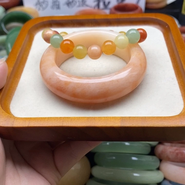 琪***嘉石英质玉未镶嵌手镯