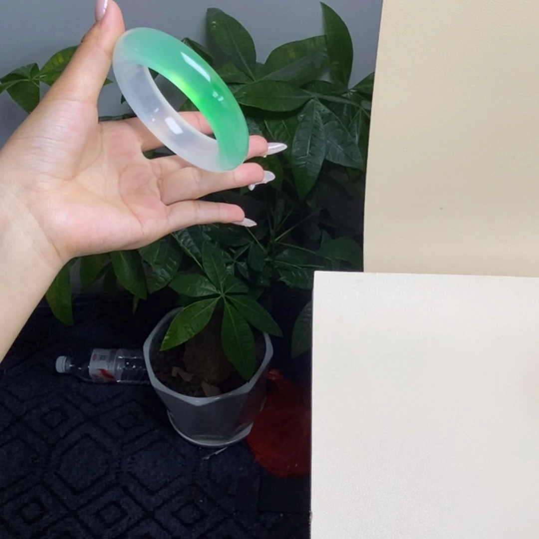 ****笑玉时尚飘花手镯56圈口放肆的微笑