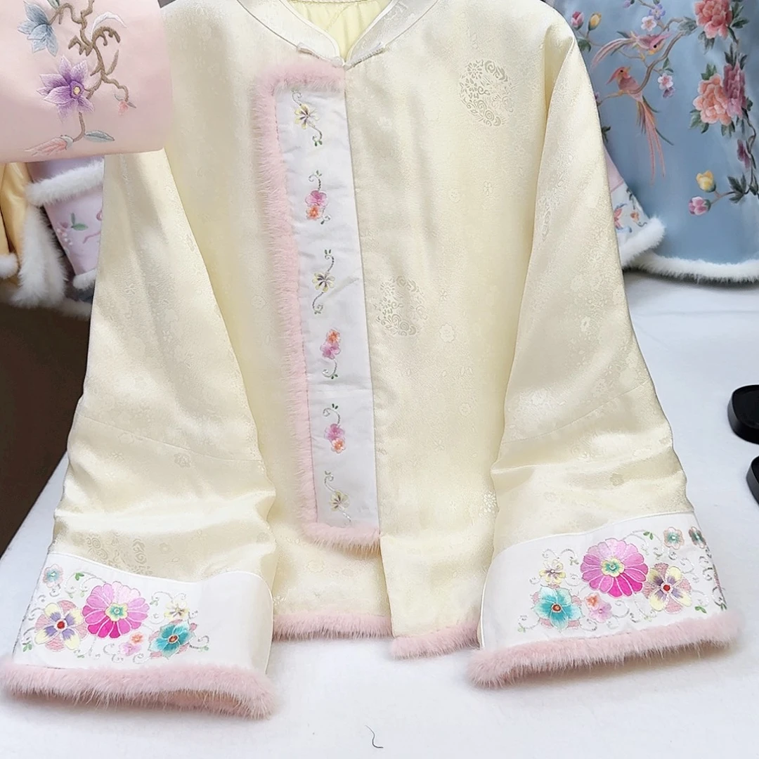 织绣真丝奶黄色琵琶襟棉服