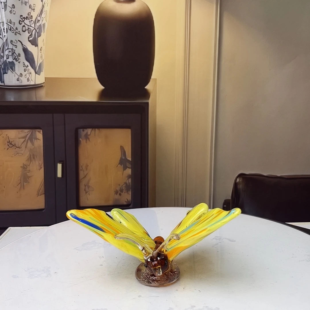 手工艺品琉璃琉璃的颜色是什么颜色