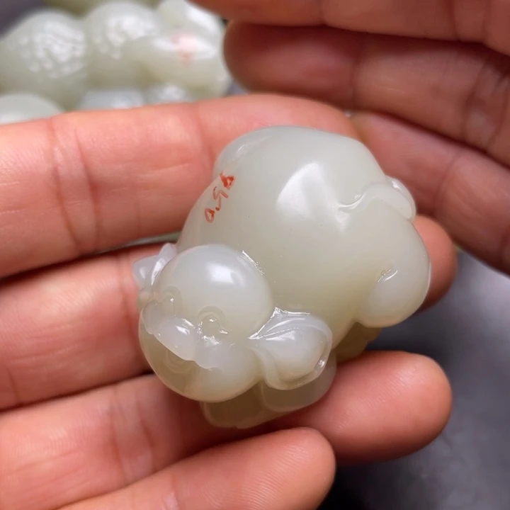 放***蚁和田玉未镶嵌挂件