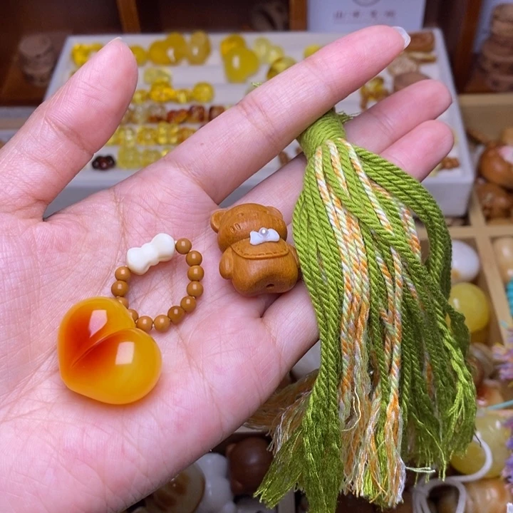 L***g猴头核桃吊坠绿流苏仿蜜心蝴蝶结棕卡领结小熊