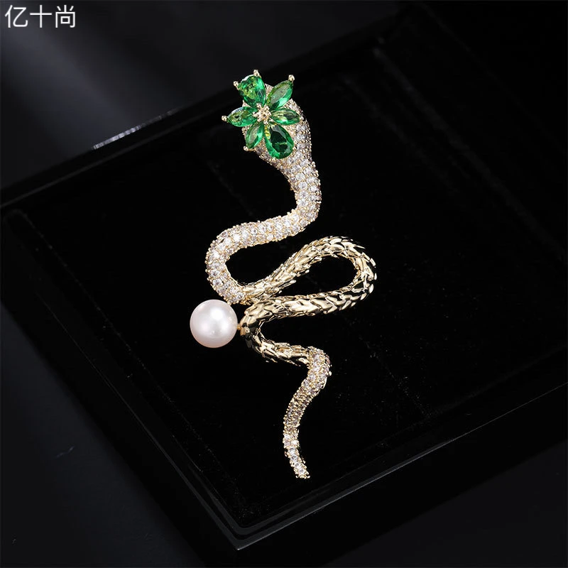 合金合成锆石胸针  亿十尚绿皇冠灵蛇高档胸针轻奢时尚洋气潮酷美