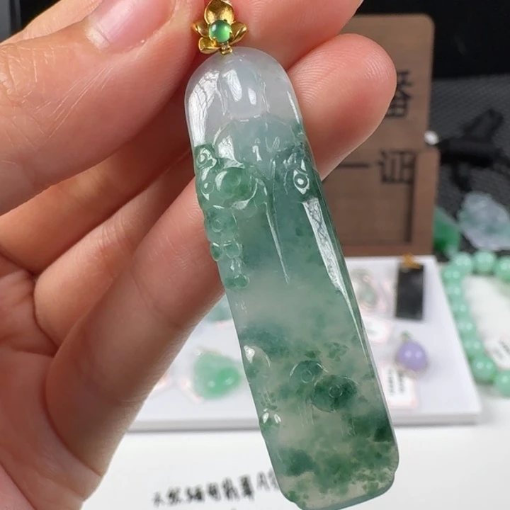 翡翠18K金镶嵌颈饰