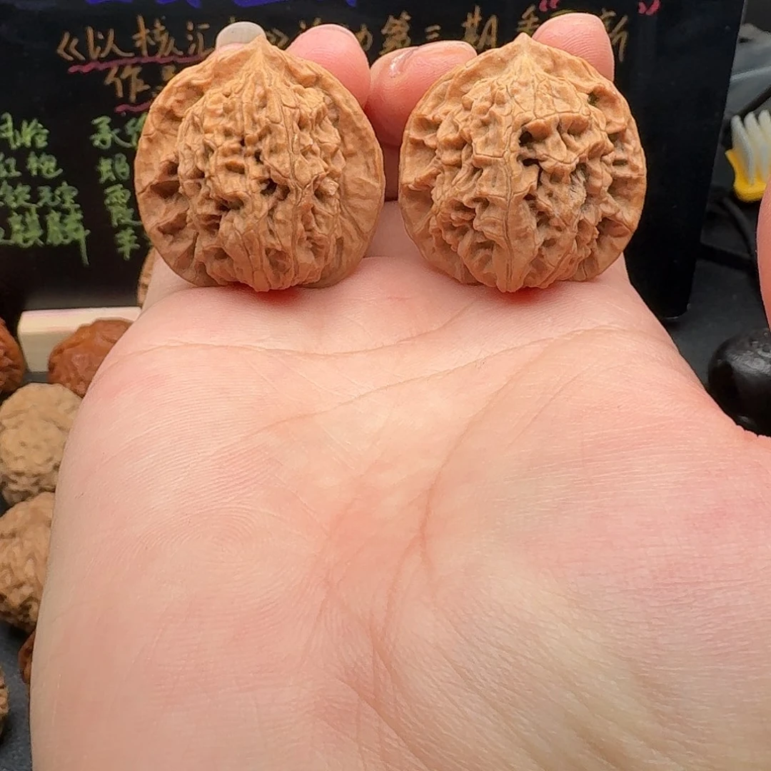 35盘龙纹文玩核桃