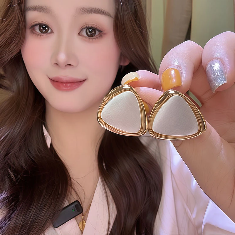 铜合金耳饰 精致几何三角形耳钉女气质优雅百搭设计感耳环