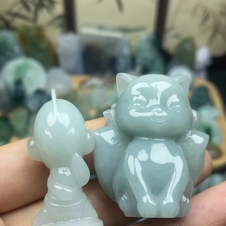 翡翠未镶嵌颈饰小摆件一个