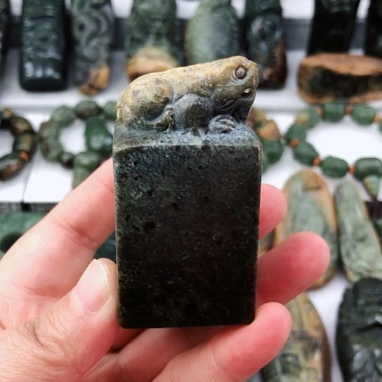 未镶嵌岫岩河磨玉（透闪石质玉）把件