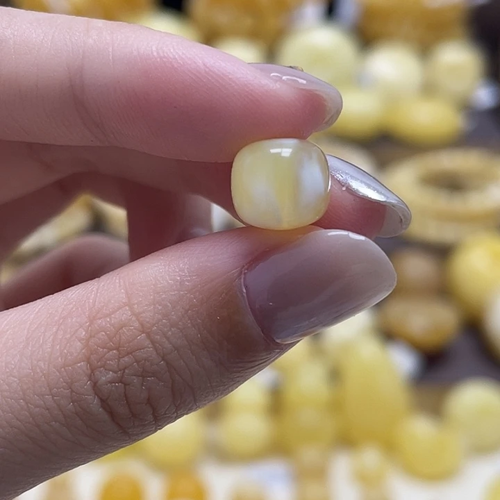 琥珀未镶嵌裸石9.7*8.8mm老型瑕福利