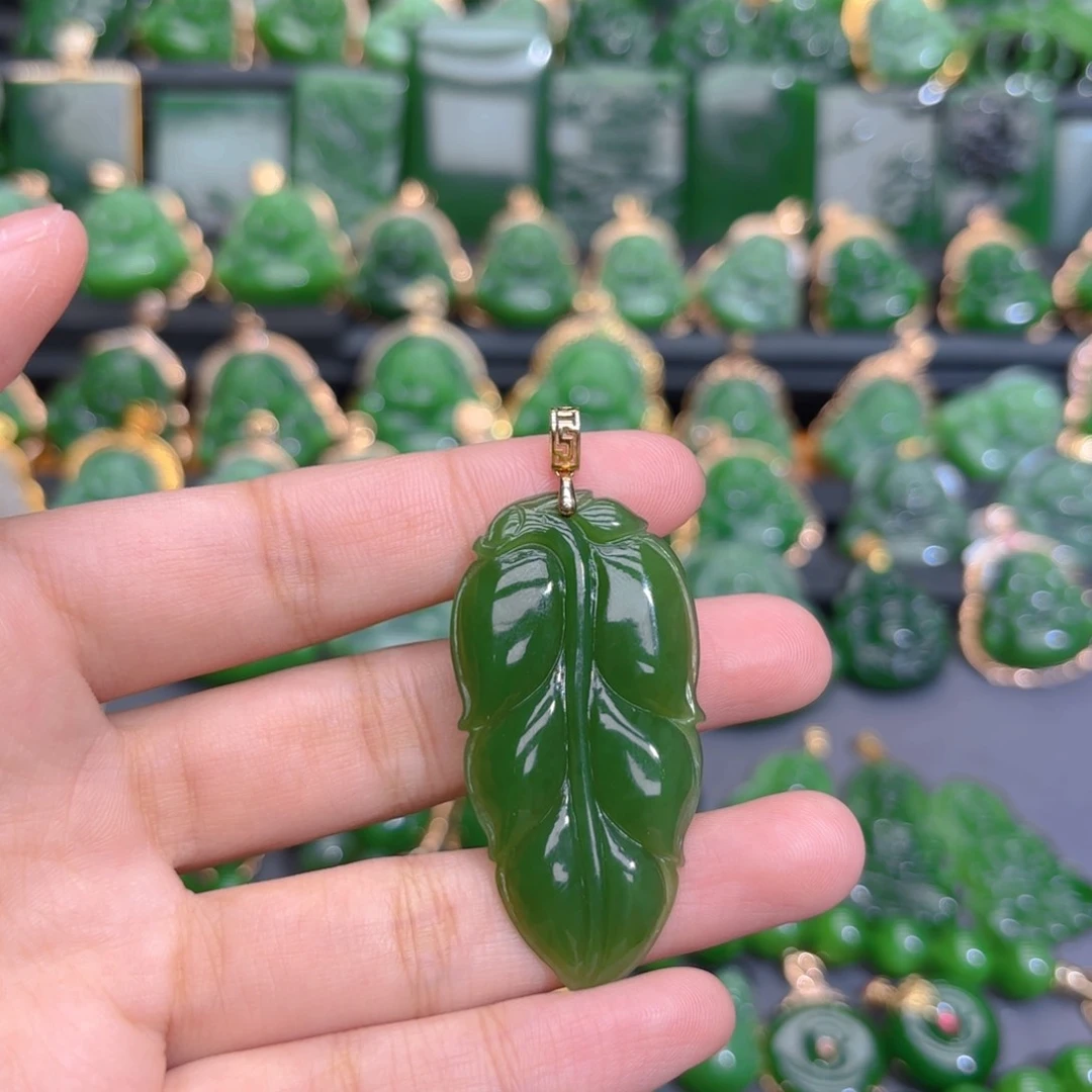 颈饰18K金镶嵌和田玉（碧玉）