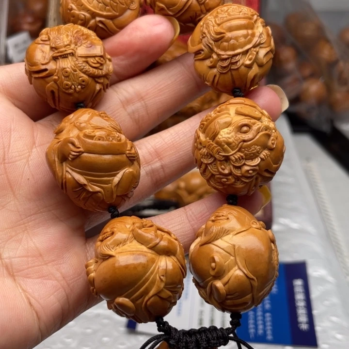 橄榄核吊坠雕刻艺术作品