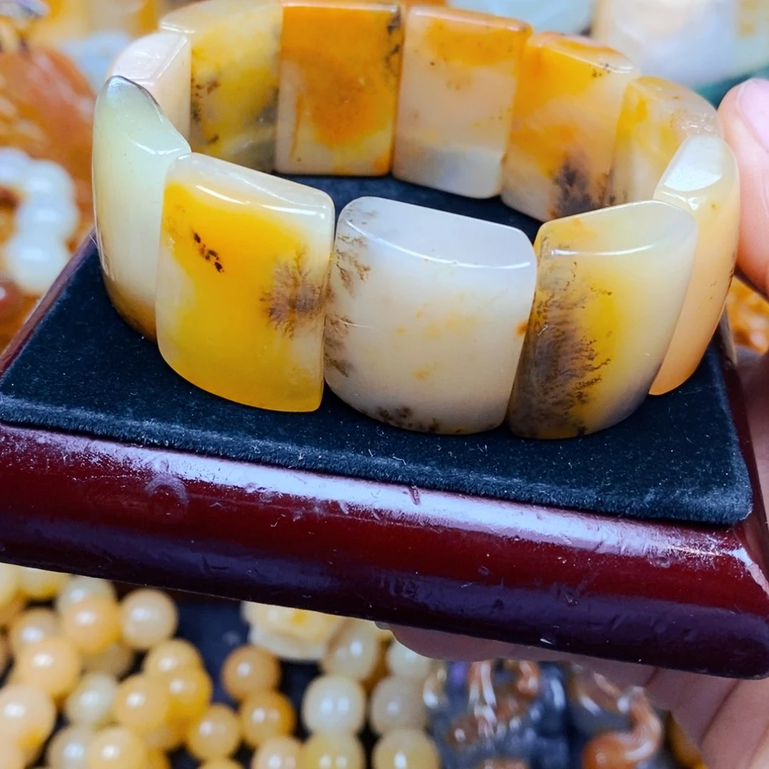 石英质玉（黄龙玉）颈饰未镶嵌