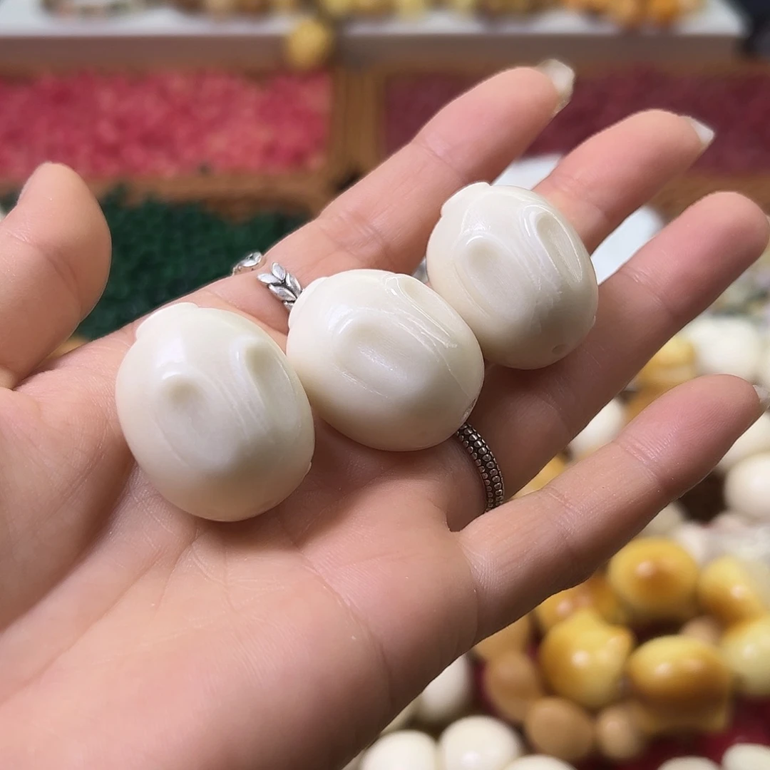 菩提根/象牙果手串瑕疵白兔子3颗表面有裂卡29➕
