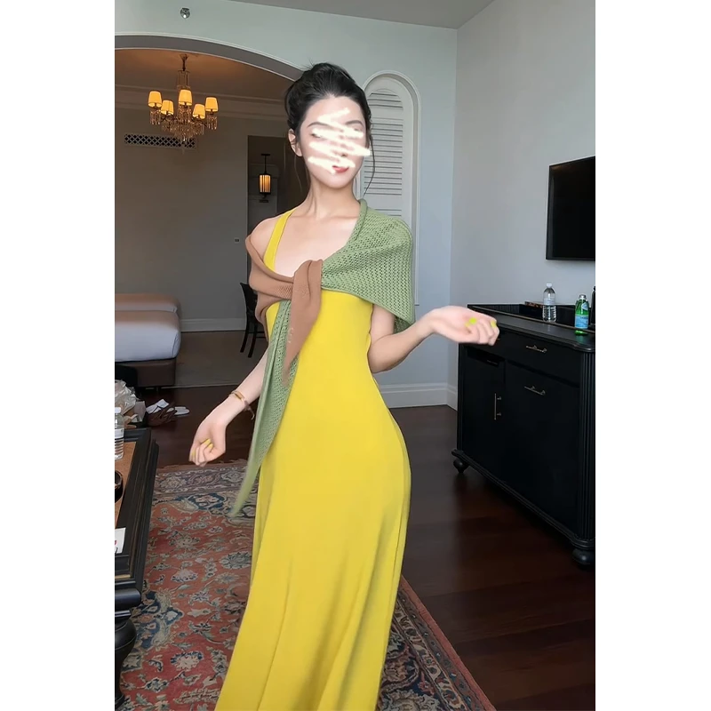 2025夏季新款法式设计感修身拼色针织披肩气质收腰包臀背心连衣裙