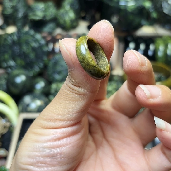 C***l蛇纹石玉未镶嵌珠宝半成品藏玉药王石戒指