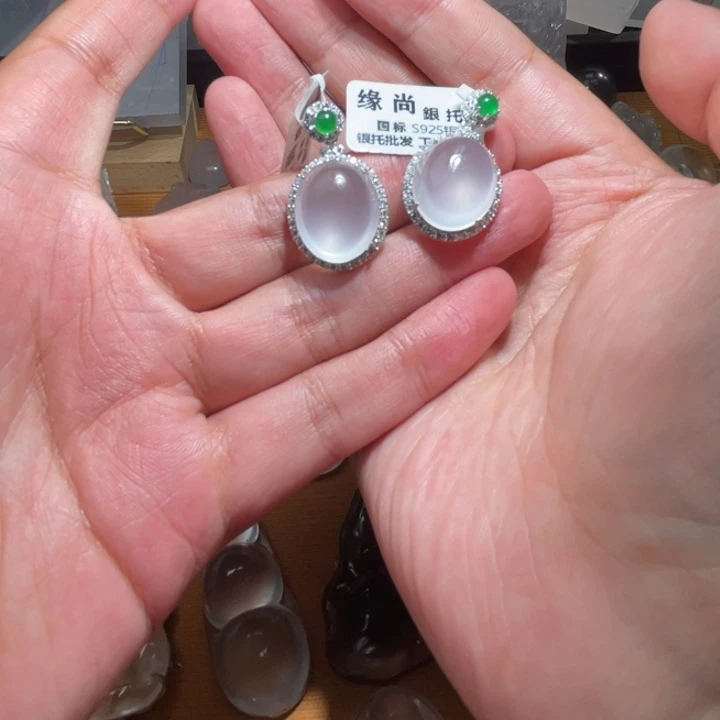 赵***瞾石英质玉未镶嵌颈饰