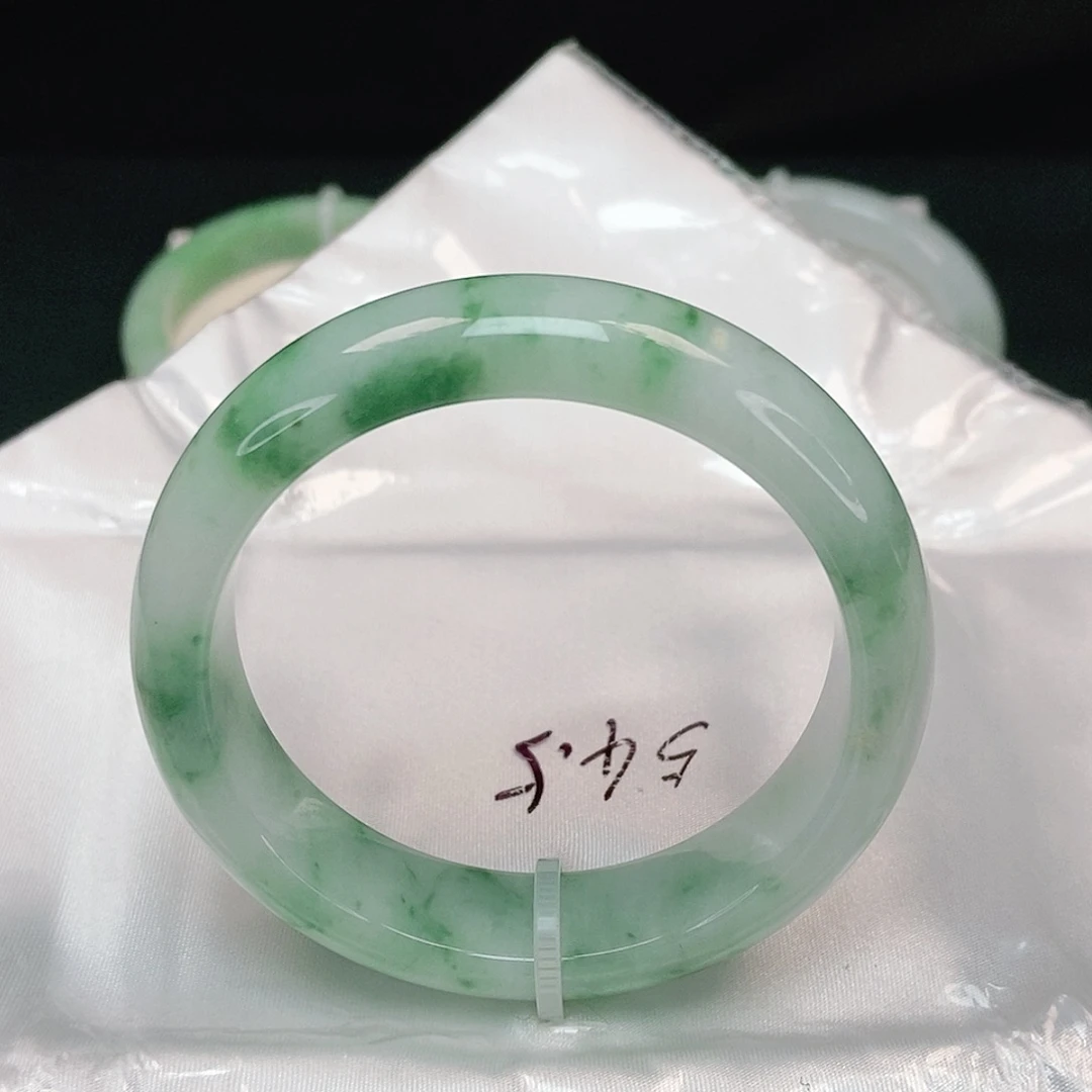 翡翠手镯未镶嵌轮胎