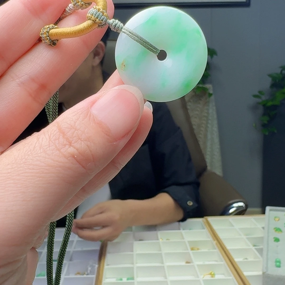 翡翠未镶嵌吊坠(赠链)天然