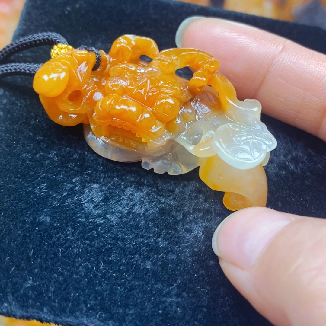 未镶嵌石英质玉（黄龙玉）颈饰