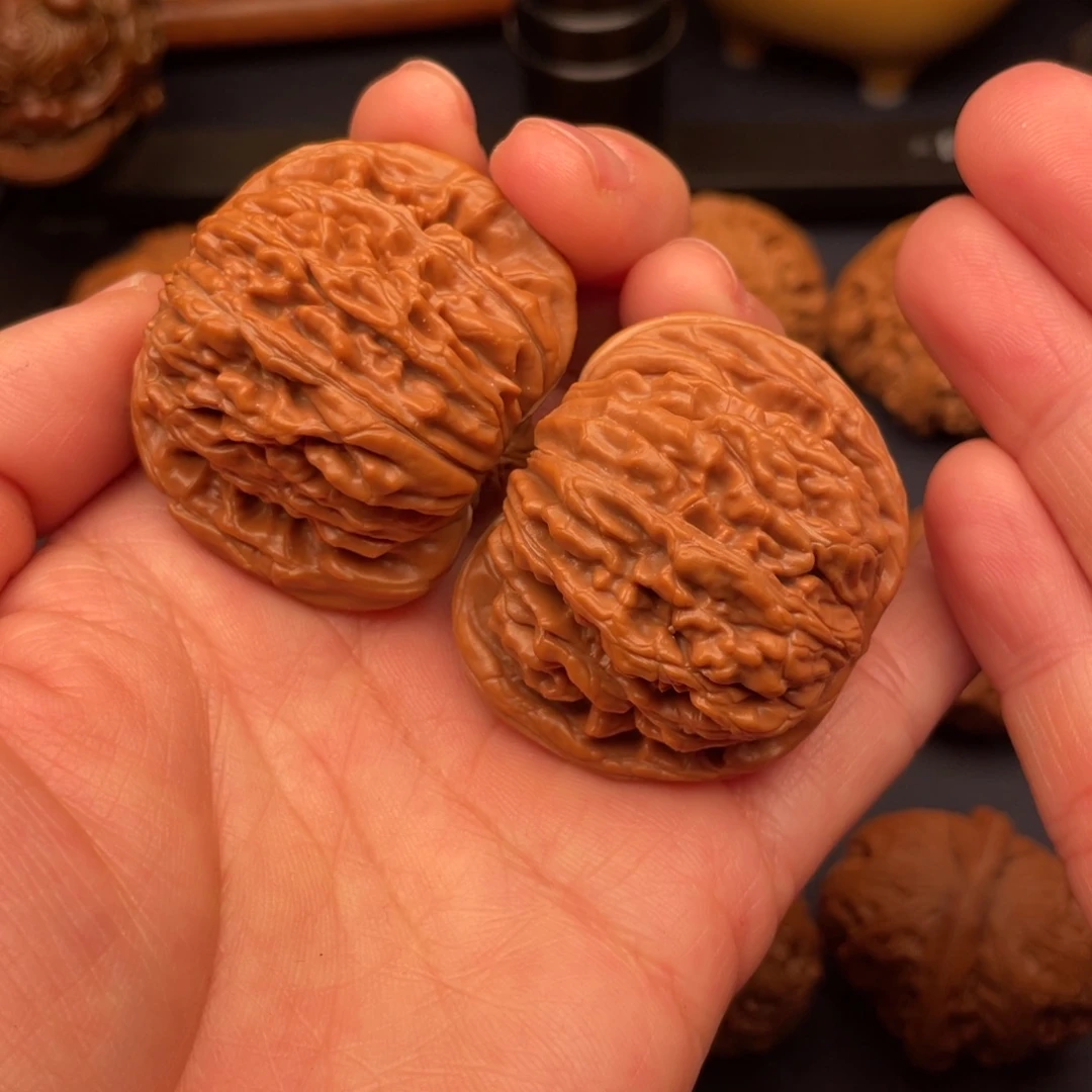 文玩核桃把件43红皮老树山地楼