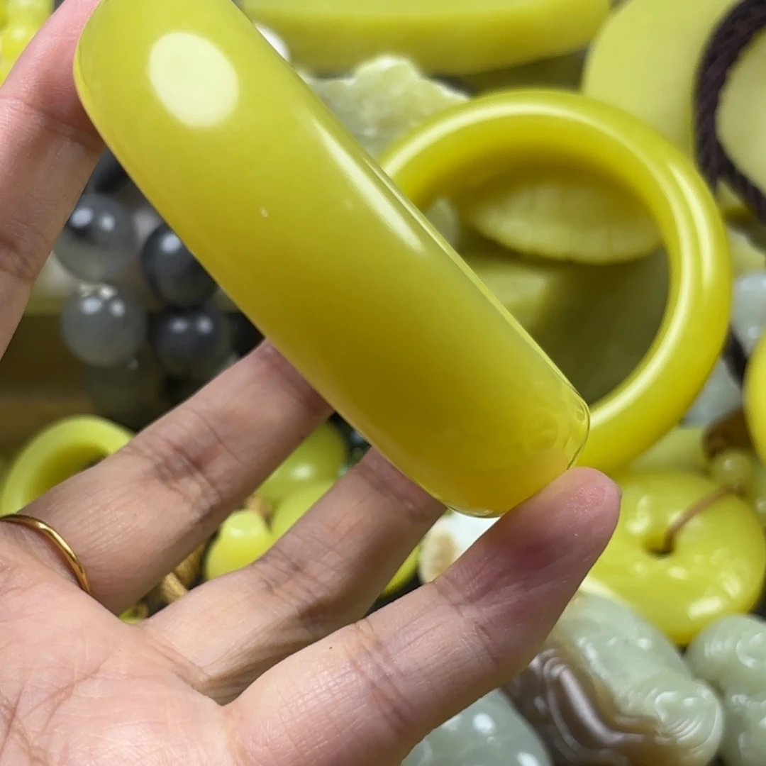 布新疆黄玉手镯60