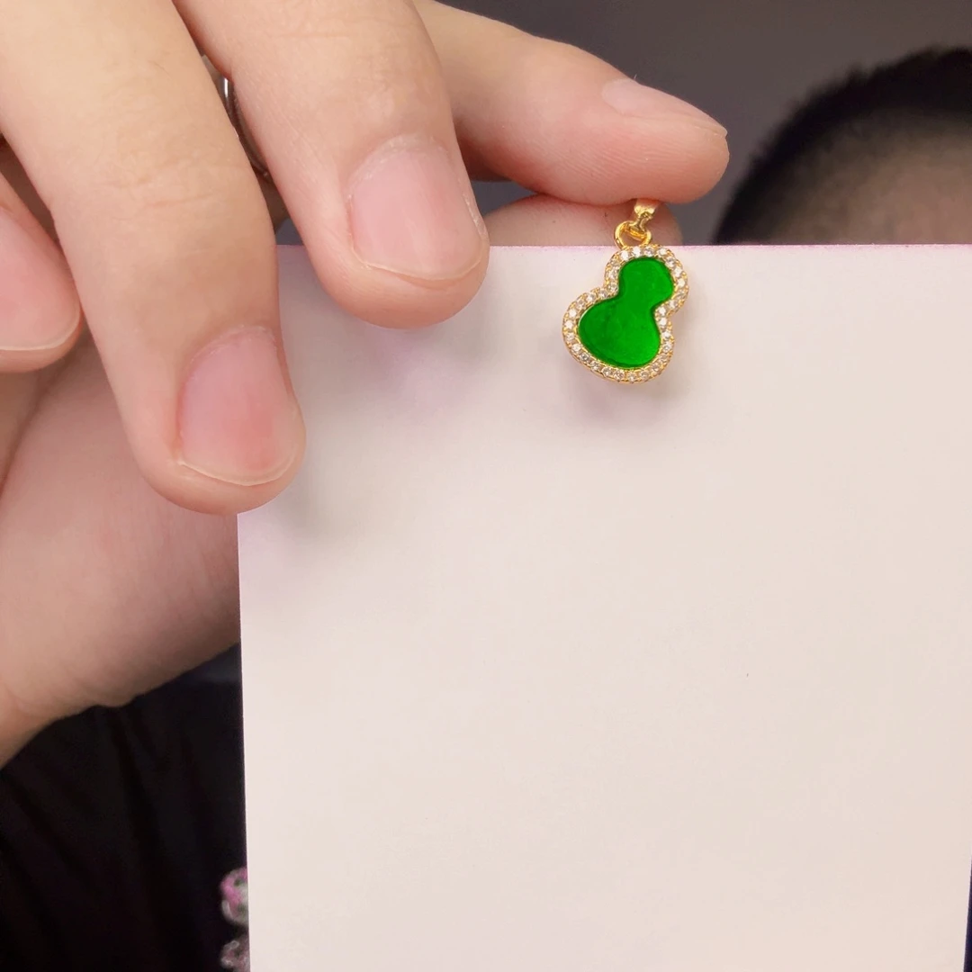 翡翠未镶嵌颈饰一件