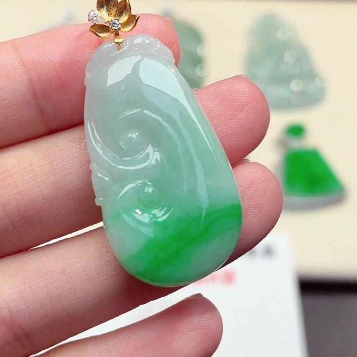 翡翠18K金镶嵌颈饰