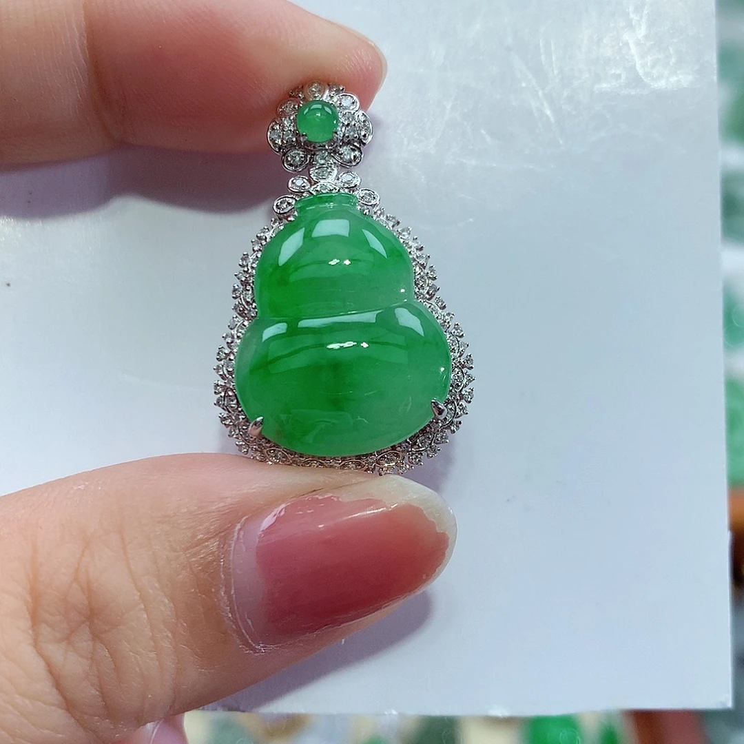 翡翠18K金镶嵌颈饰葫芦