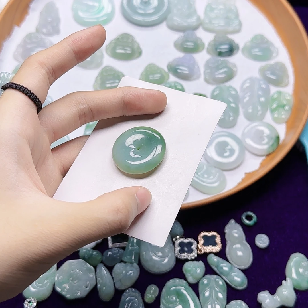 Y***O翡翠未镶嵌颈饰翡翠