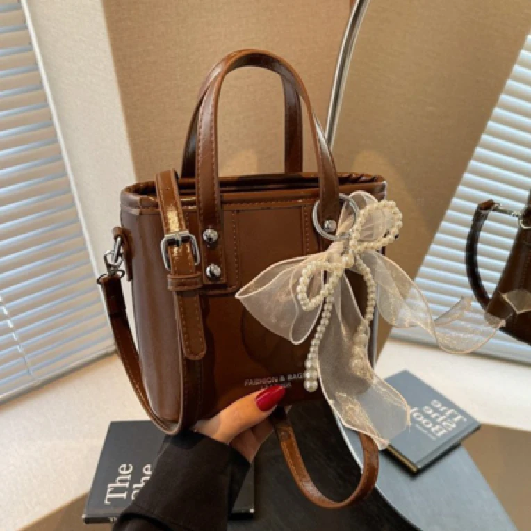 高级感洋气手提2025新款水桶包包单肩时尚小拎包通勤休闲百搭小包