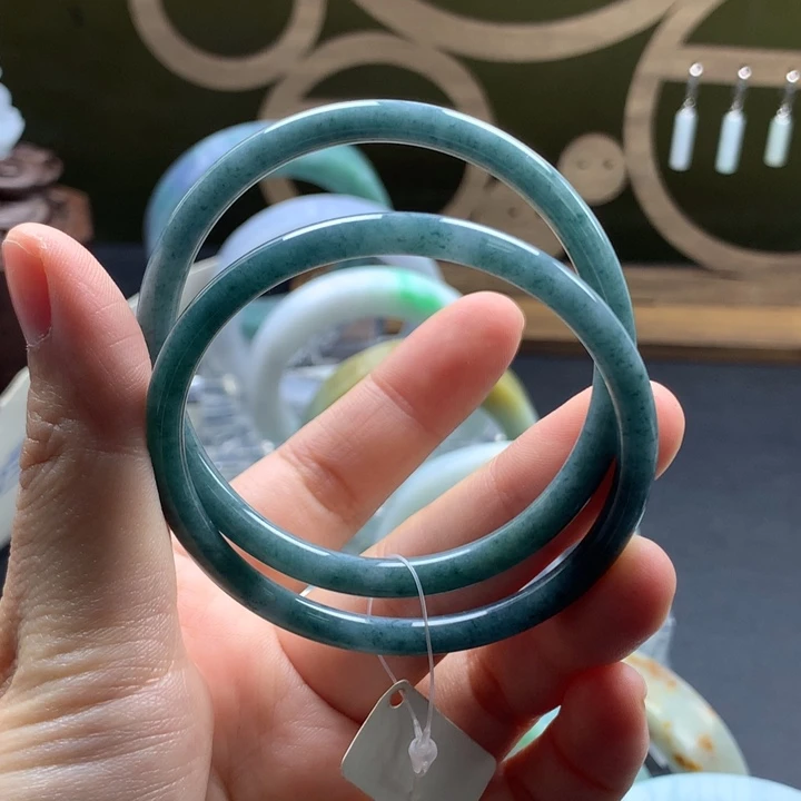 翡翠未镶嵌手镯叮当