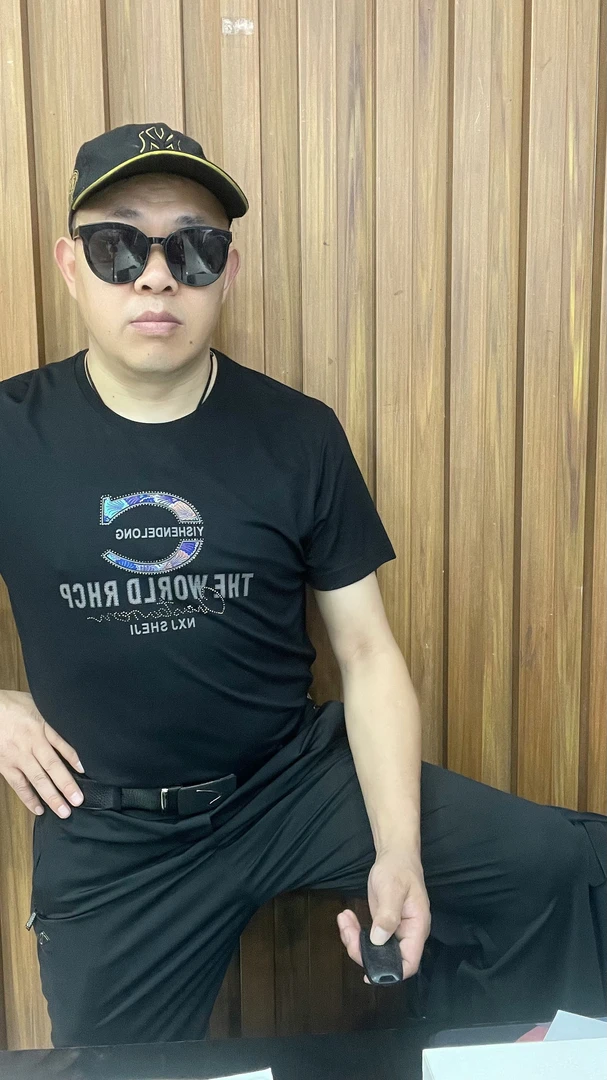 黑色潮男T恤，个性印花，时尚好搭