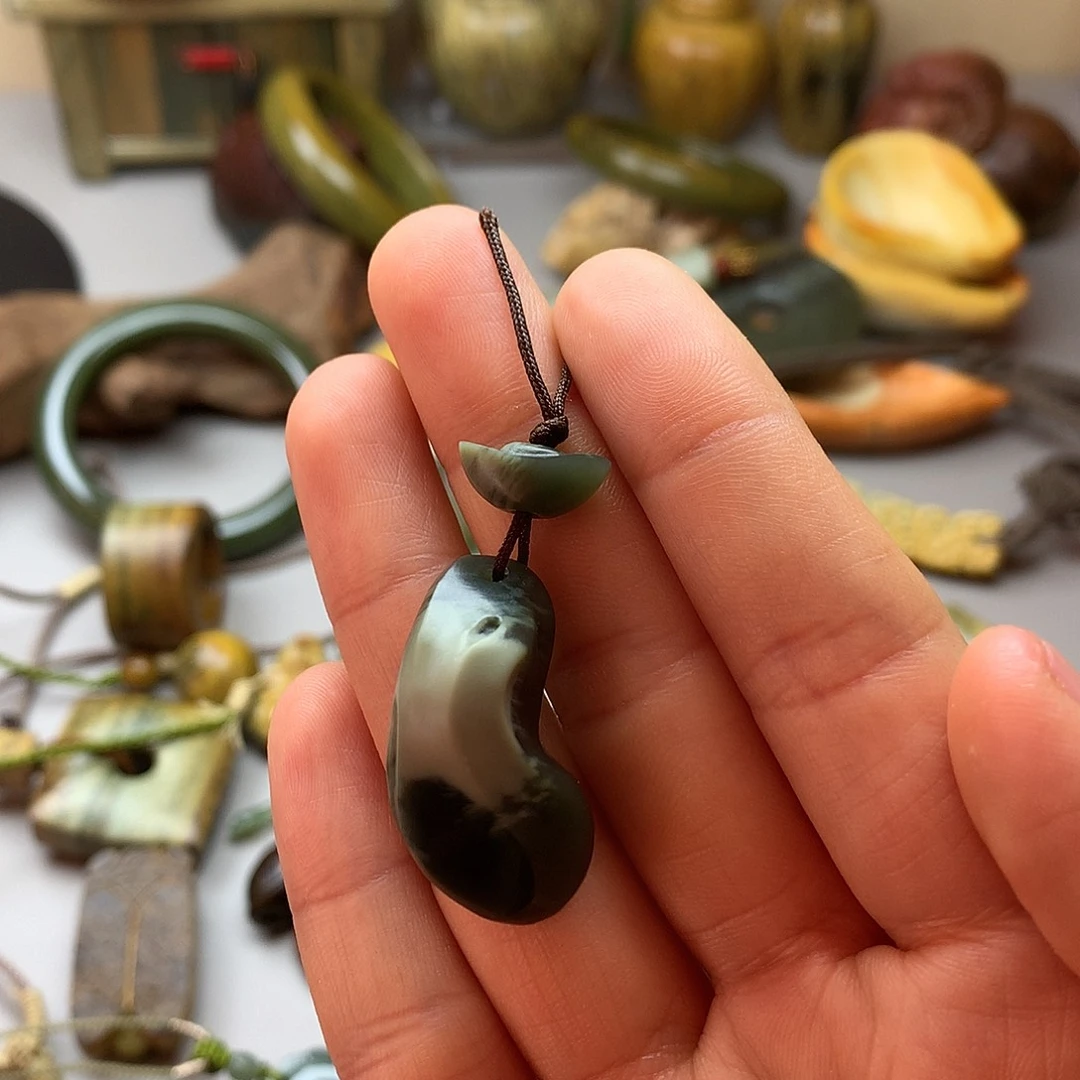 透闪石质玉挂件未镶嵌雨*