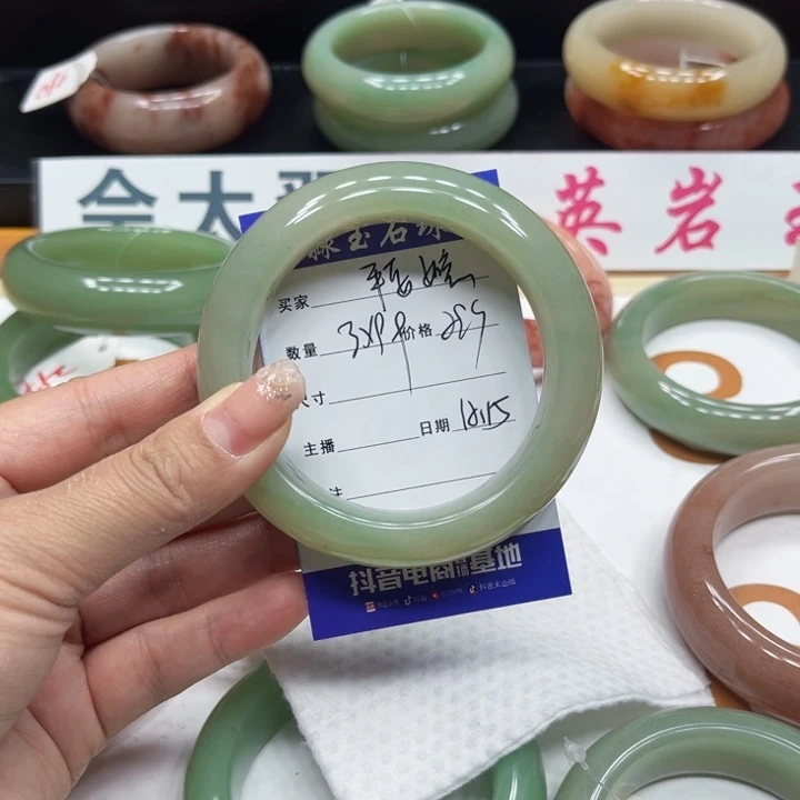 未镶嵌手镯石英质玉