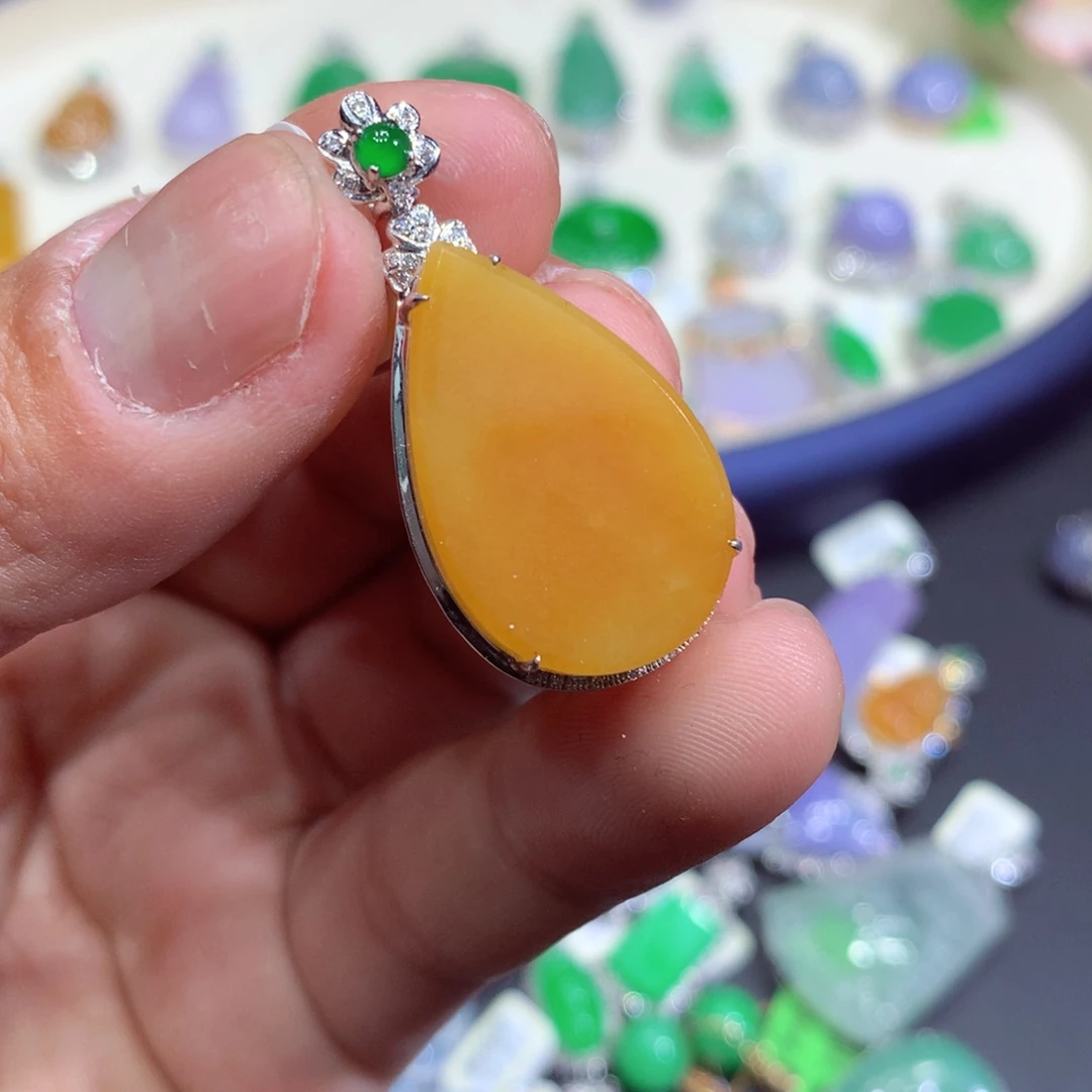 翡翠吊坠(赠链)18K金镶嵌