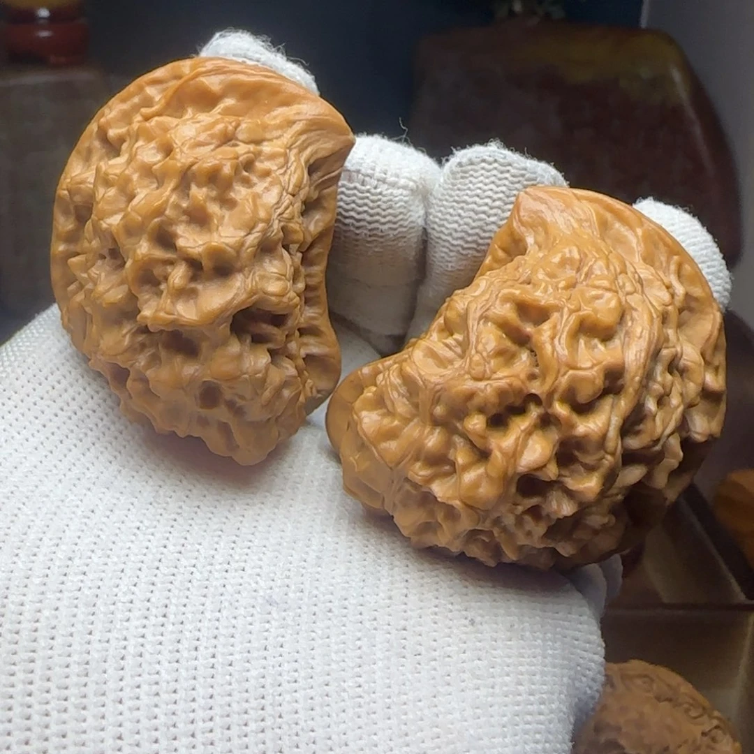 把件桃核座山雕（）