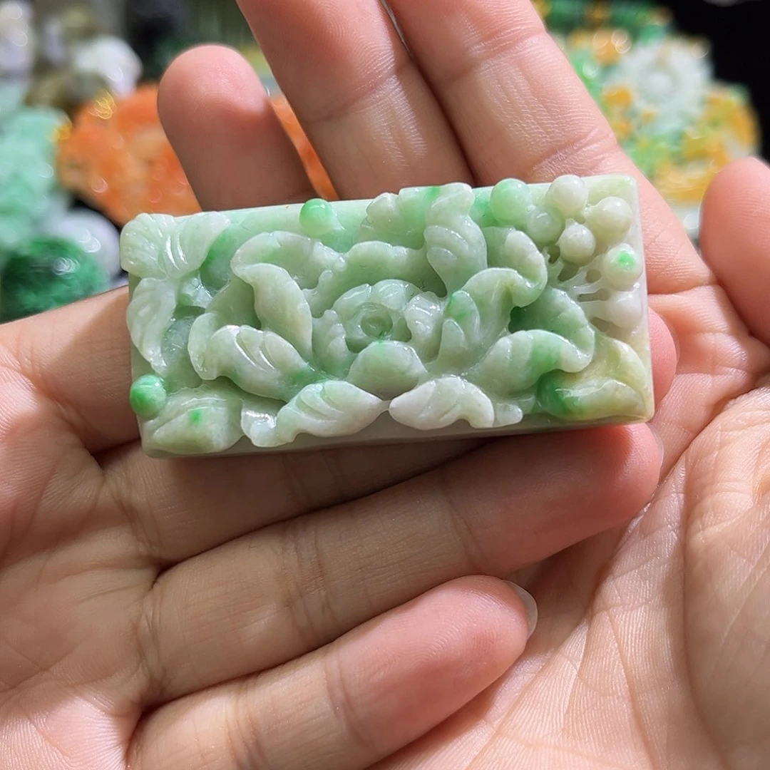 翡翠未镶嵌颈饰待编织