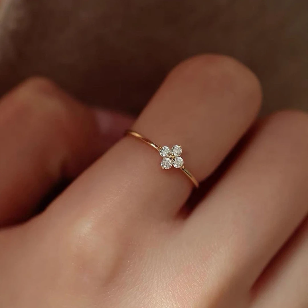 铜合金锆石戒指 四叶草戒指镶锆石女小众设计感简约素圈戒指尾戒