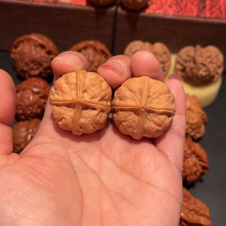 文玩核桃吊坠四棱