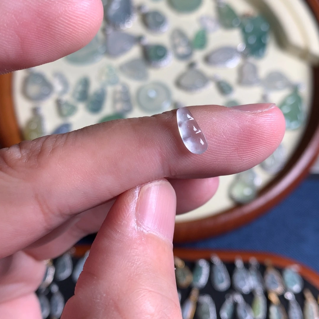 翡翠未镶嵌颈饰豆子