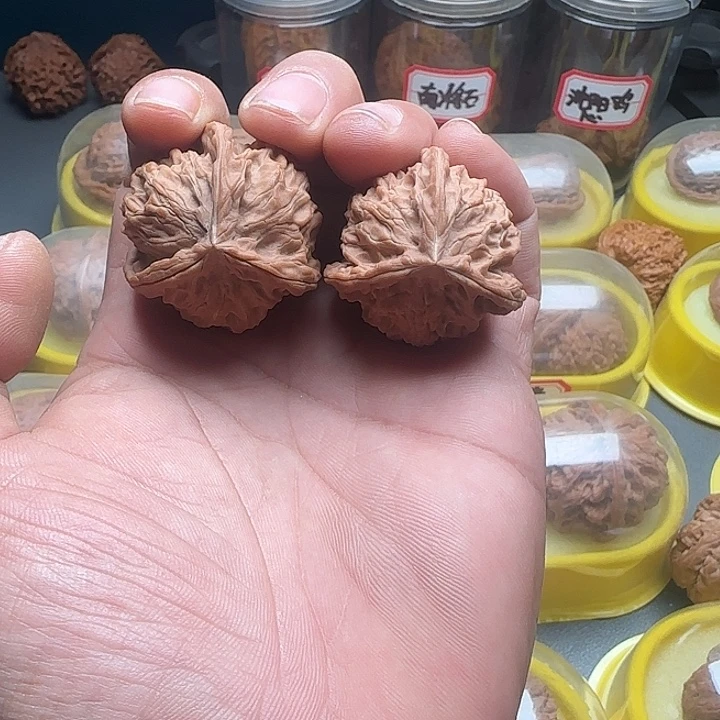 文玩核桃吊坠三棱