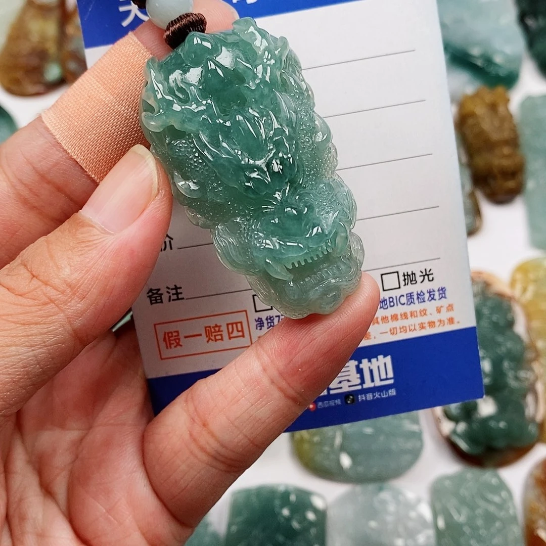 翡翠未镶嵌颈饰龙头