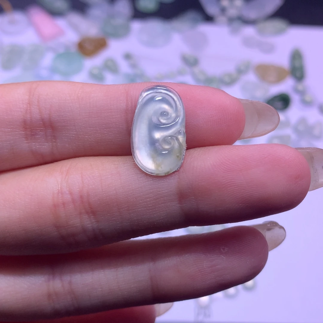 翡翠未镶嵌颈饰如意