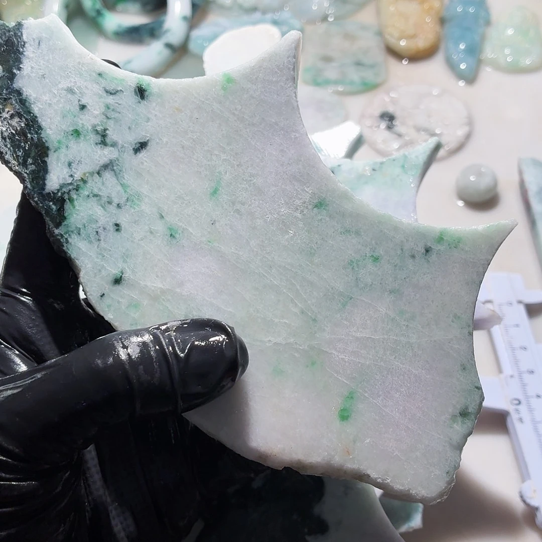 翡翠未镶嵌颈饰边角料