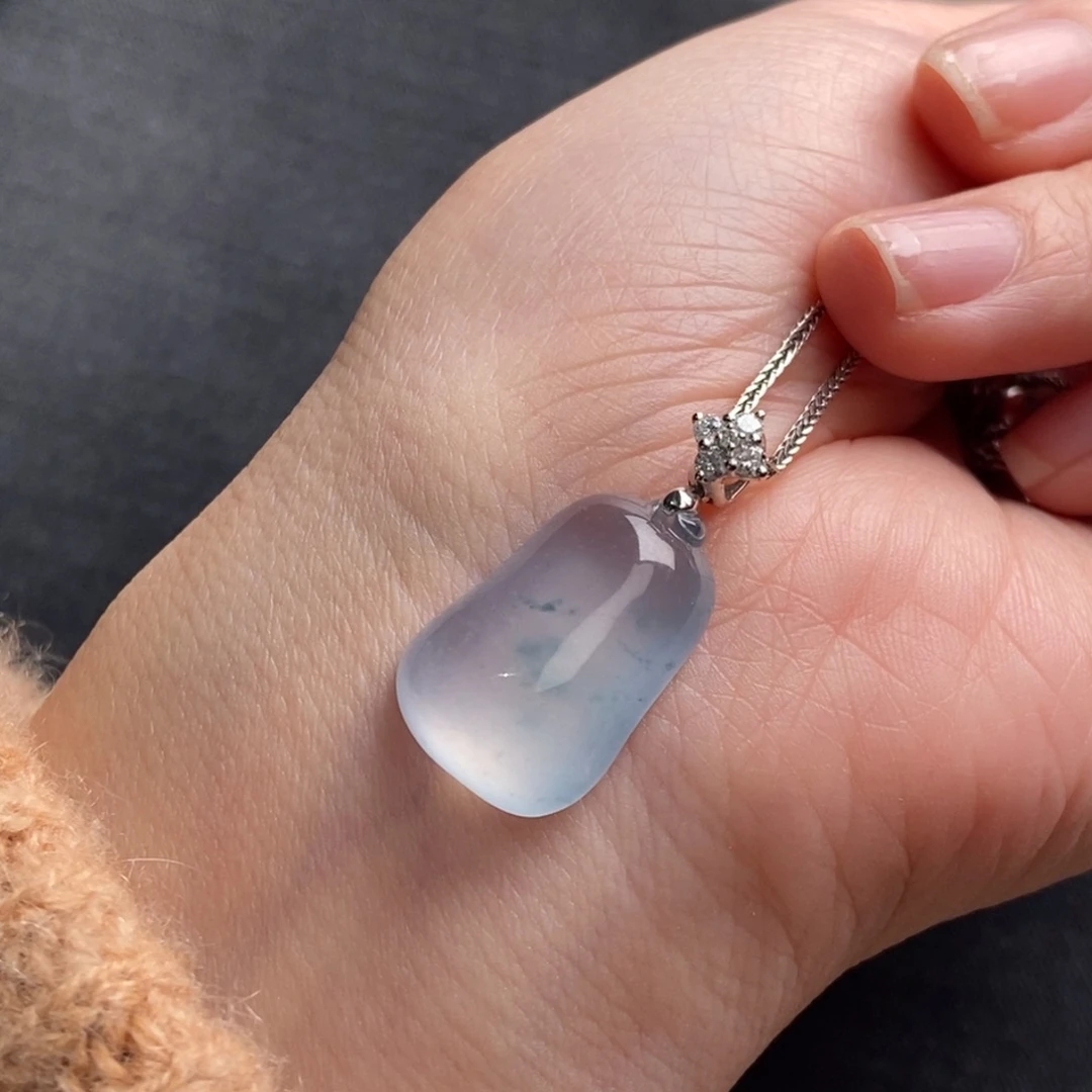 翡翠18K金镶嵌颈饰福瓜吊坠