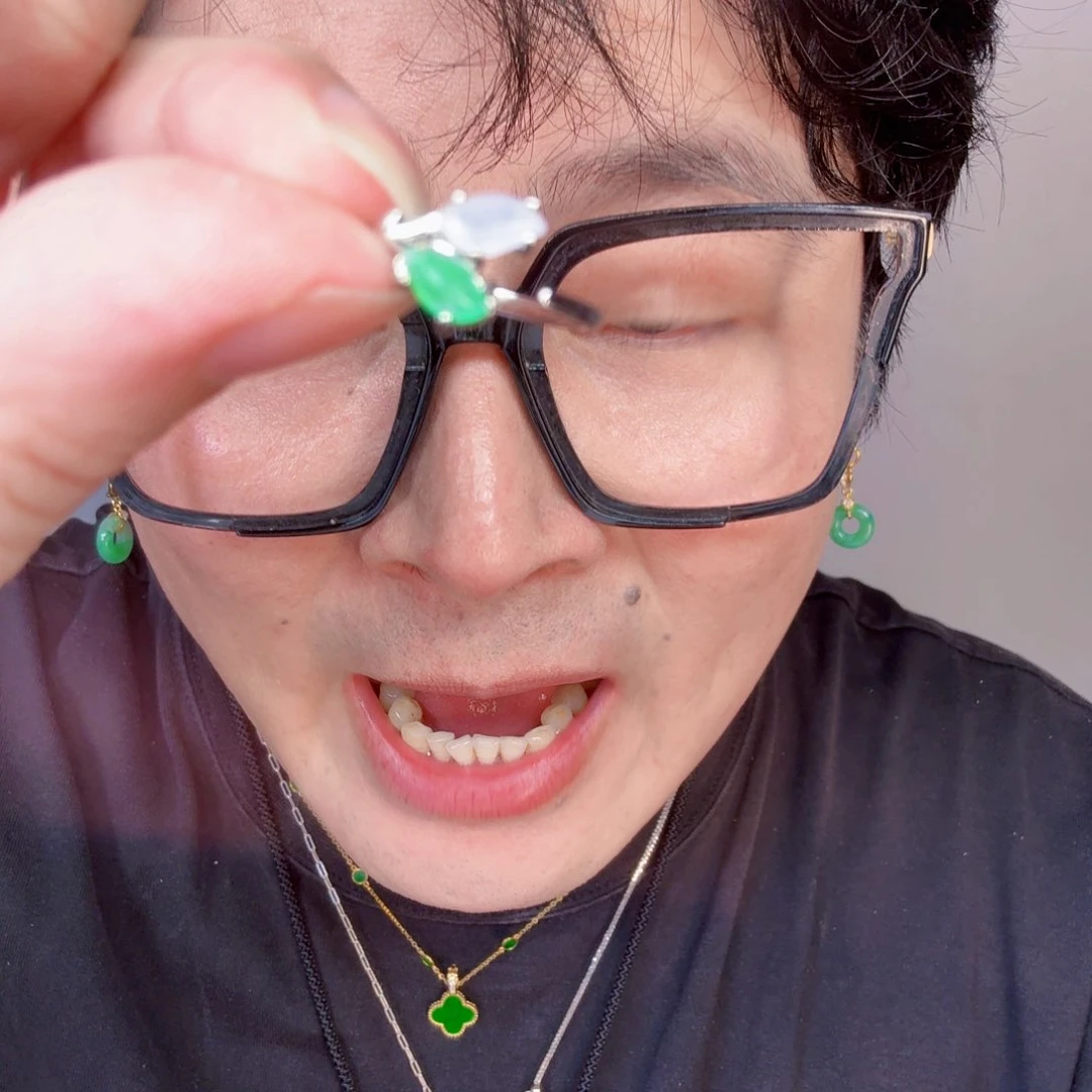 翡翠未镶嵌颈饰一件