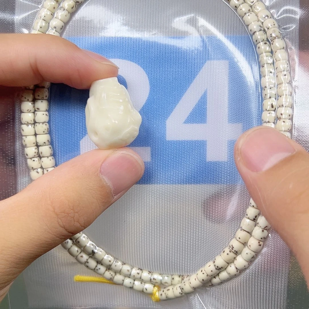 星月菩提吊坠54古瓷白脖挂,带象三通。   24